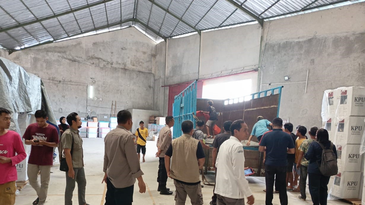 Pilkada Lombok Barat Pengamanan Gudang Logistik KPU 24 Jam Nonstop