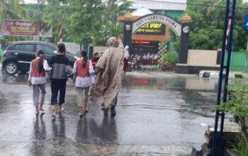 Polsek Gerung Sigap Atur Lalu Lintas, Meski Hujan Deras