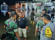 BPBD dan Anggota TNI-Polri Bantu Atasi Banjir di KPU Mataram