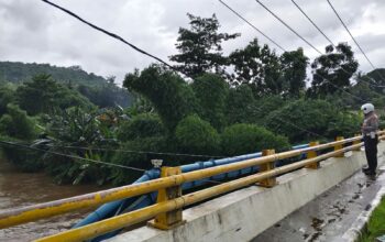 Deteksi Banjir, Polsek Sekotong Aktif Pantau Sungai Empol