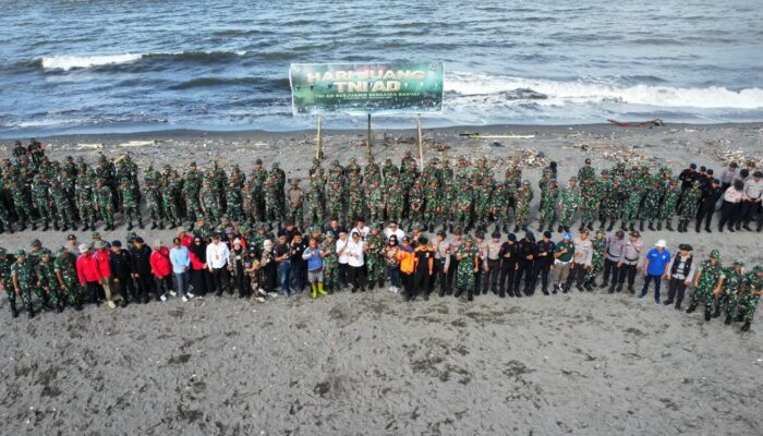 Aksi Bersih Pantai Warnai Hari Juang TNI-AD 2024