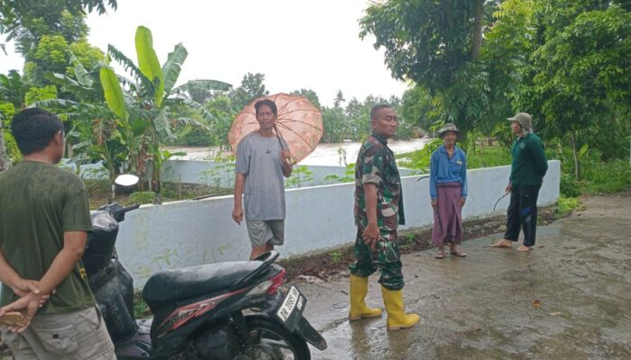 TNI dan Warga Bersinergi Hadapi Banjir Sungai Babak