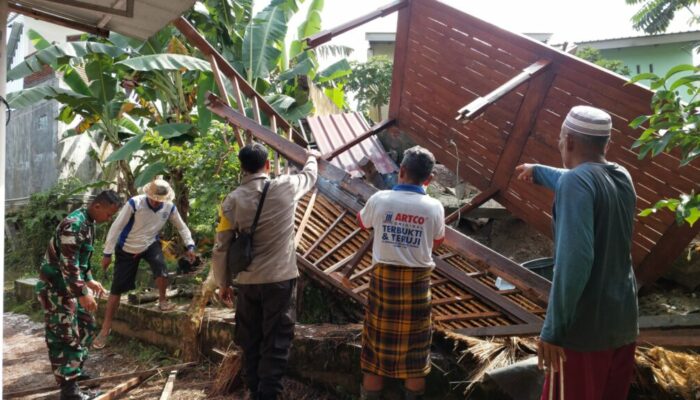 Sinergi Warga dan Aparat Atasi Saluran Tersumbat