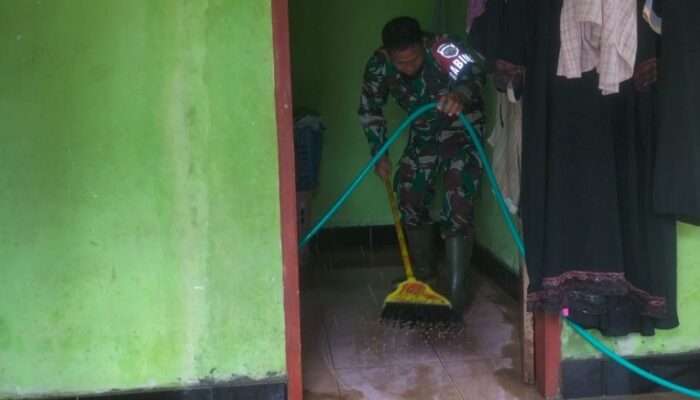 Pasca Banjir, Babinsa Desa Buwun Mas Ringankan Beban Warga