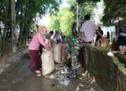 Babinsa dan Warga Kompak Tingkatkan Kebersihan Irigasi di Lombok Barat