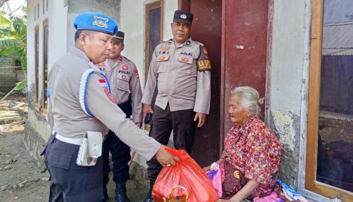 Polsek Sekotong Berbagi Bahagia: Sembako untuk Lansia di Lombok Barat