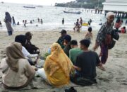 Babinsa Senggigi Imbau Wisatawan Pantai Waspada Perubahan Cuaca