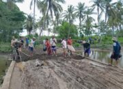 Sinergi Babinsa dan Warga Lembar Perbaiki Jalan Berlumpur