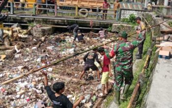 Kolaborasi TNI, Pemerintah, dan Mahasiswa Bersihkan Jembatan Batu Dendeng