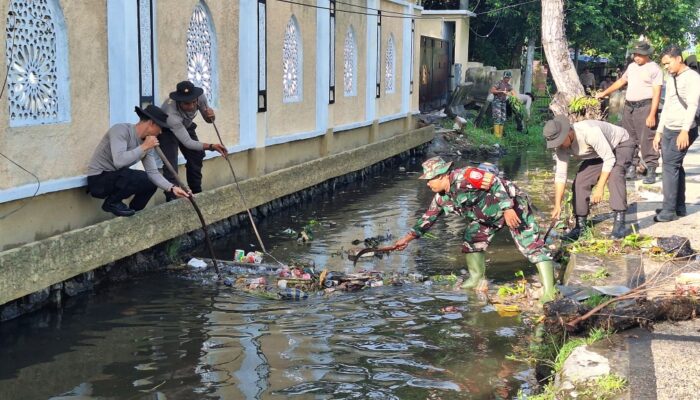 Solidaritas TNI-Polri: Antisipasi Banjir di Jalan Lingkar Selatan