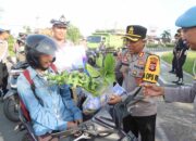 Unik! Operasi Keselamatan di Lombok Beri Hadiah Sayuran untuk Pengendara Tertib