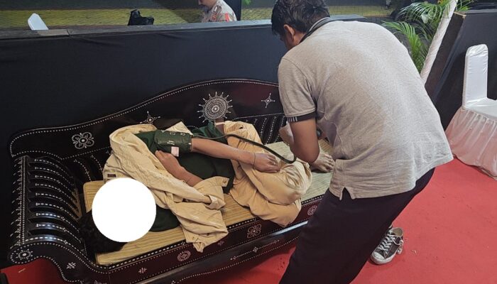 Pemudik Ditemukan Pingsan di Antrean Pelabuhan, Perugas Pos Yan terpadu Sigap Menolong