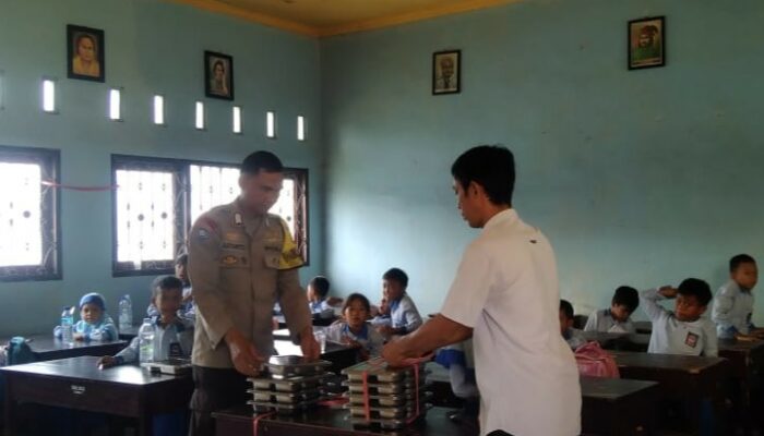 3120 Siswa Terima Manfaat Program MBG di Lembar, Polsek Lakukan Monitoring