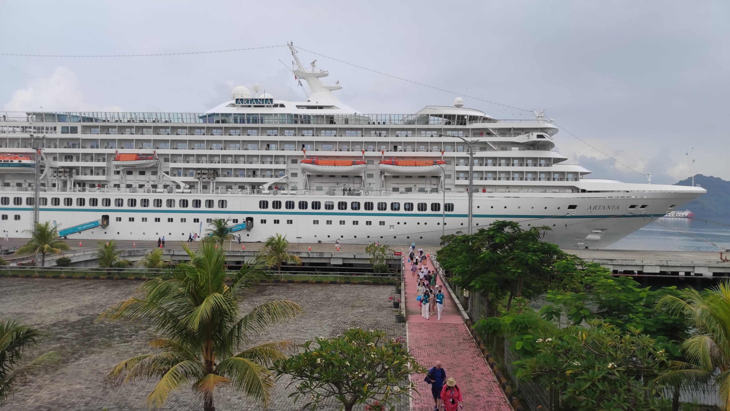 Ratusan Wisatawan Mancanegara Jelajahi Lombok, Kapal Pesiar MV Artania Sandar Mulus di Pelabu