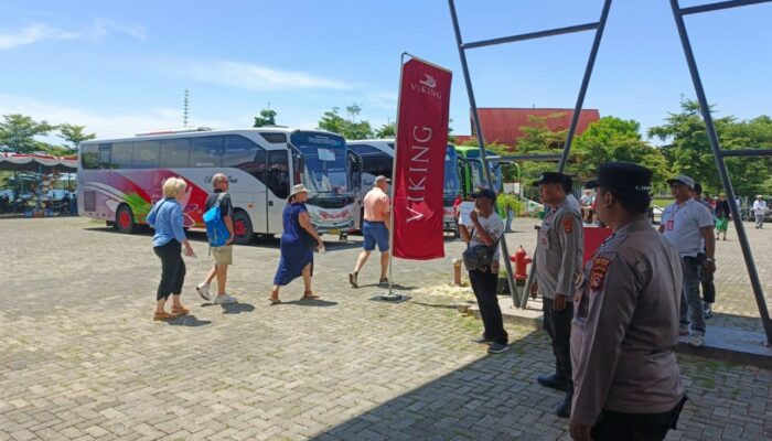 Kapal Pesiar Mewah Viking Orion Bawa Ratusan Turis Jelajahi Lombok