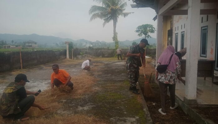 Babinsa Tempos dan Warga Kompak Bersihkan Kantor Desa