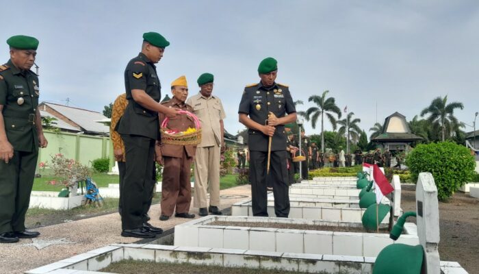 Ziarah TMP Majeluk, TNI dan Veteran Satukan Langkah