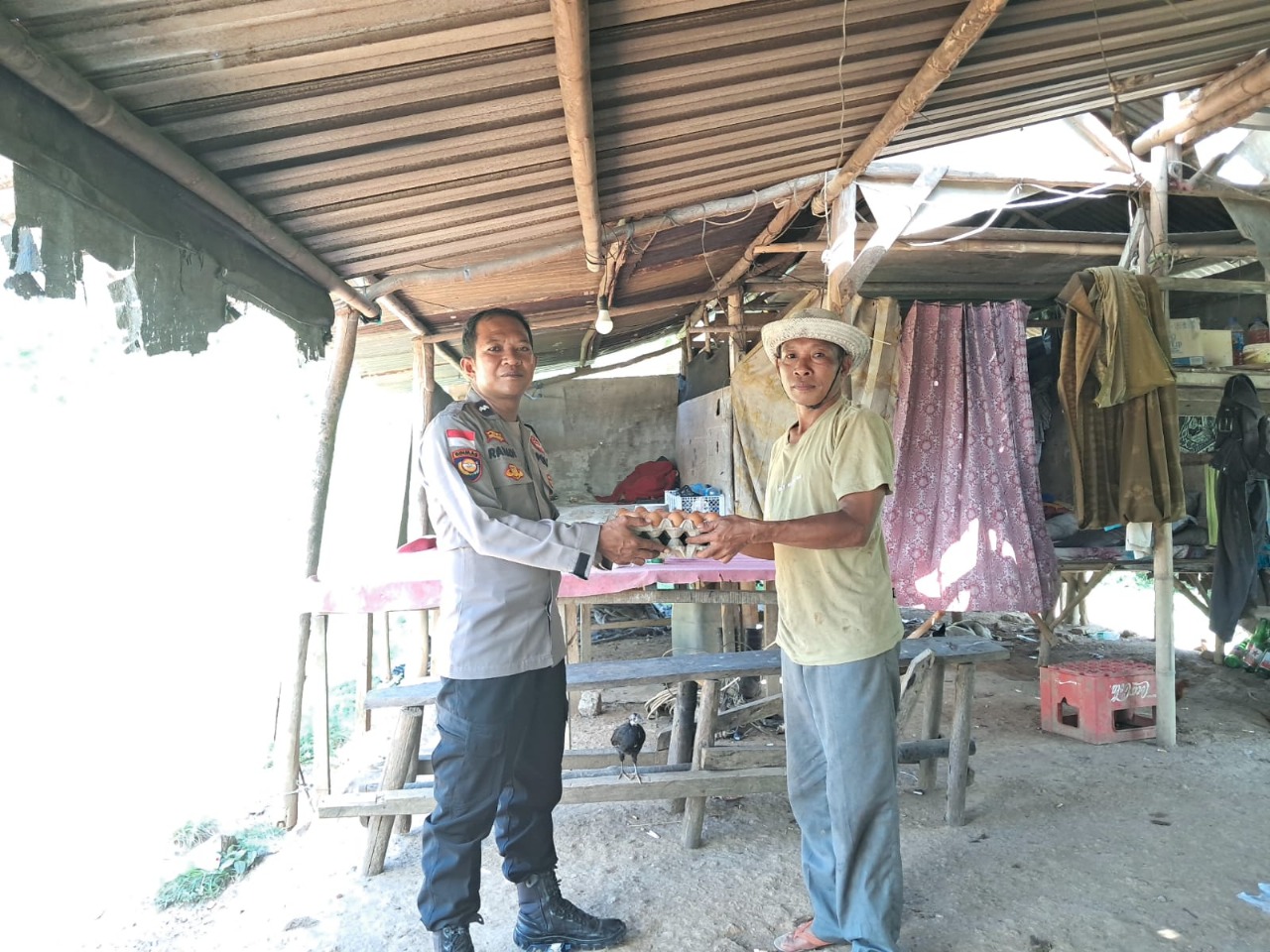 Bhabinkamtibmas Sekotong Giatkan Bantuan Sosial ke Warga Rentan