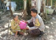 Bhabinkamtibmas Batulayar Peduli: Pemberian Bantuan Nutrisi untuk Lansia
