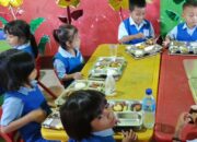 3.305 Siswa Kuripan Terima Paket Makanan Bergizi dari Pemerintah