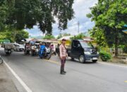 Polsek Lembar Amankan Kegiatan Pemangkasan Pohon Demi Keamanan Lalu Lintas