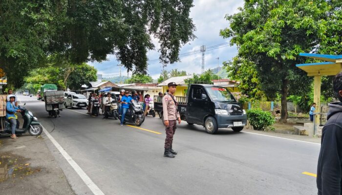 Polsek Lembar Amankan Kegiatan Pemangkasan Pohon Demi Keamanan Lalu Lintas