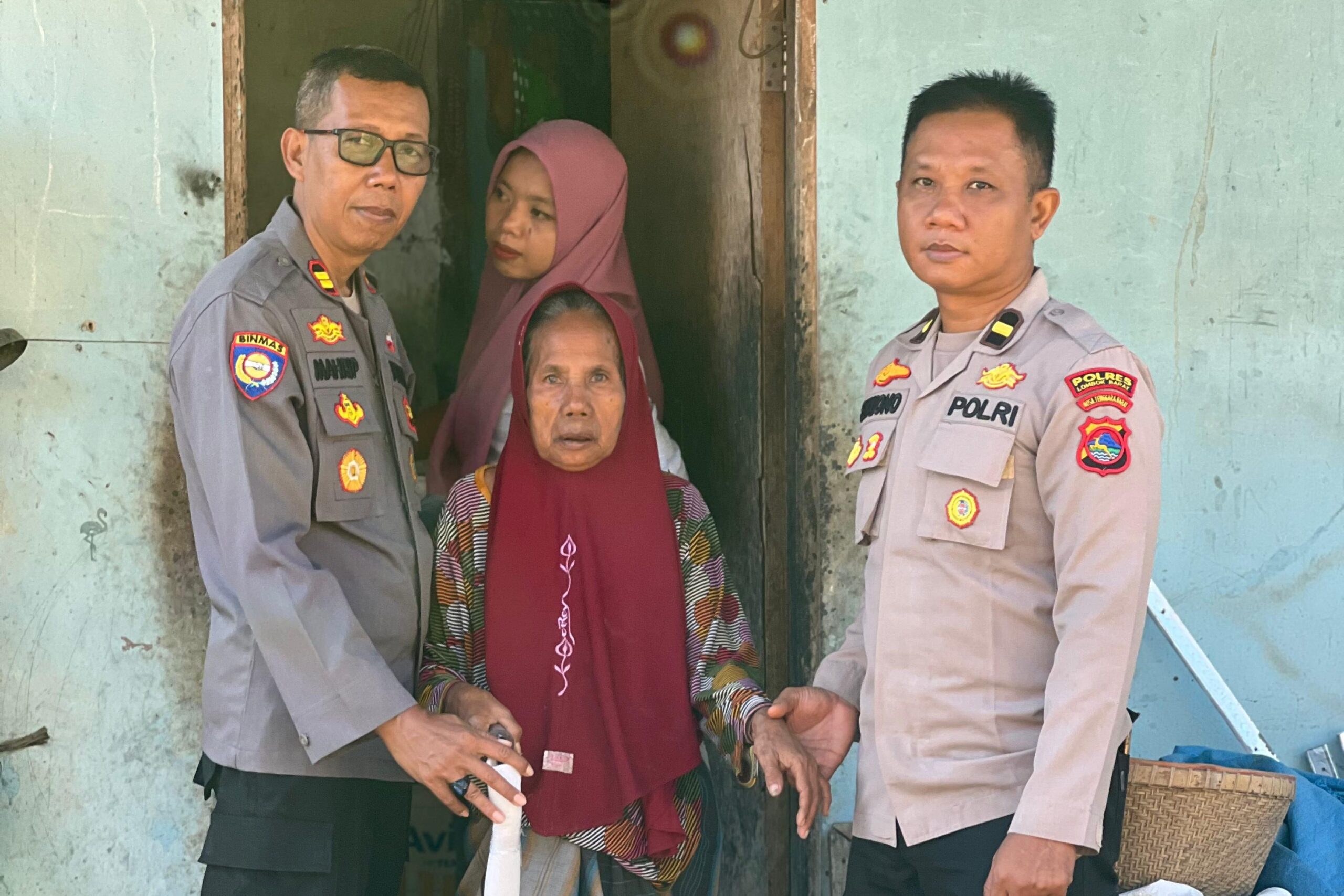 Sinergi Polri dan Masyarakat, Polres Lombok Barat Salurkan Bantuan Sosial