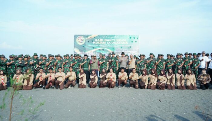 Peringati Hari Bhakti ke-68, TNI Bersihkan Pantai Loang Baloq