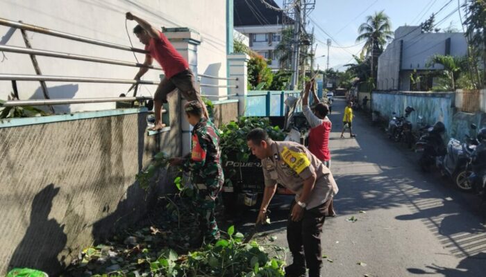 Gotong Royong Bersihkan Lingkungan, Wujud Sinergi TNI-Polri dan Warga