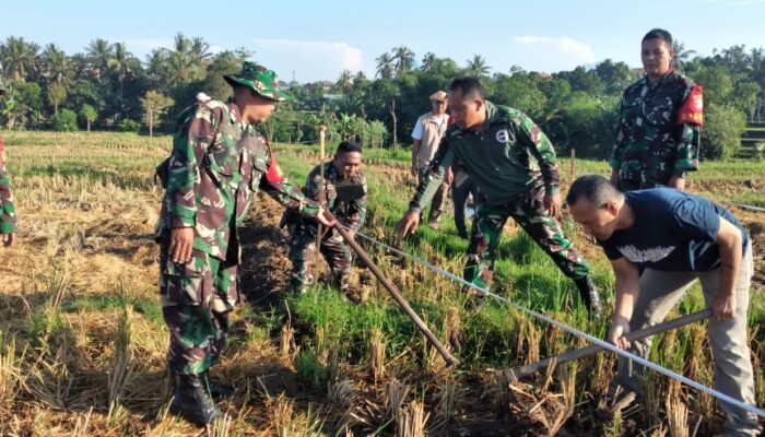 TNI, Warga, dan Pemerintah Bahu-Membahu Bangun Jalan Usaha Tani di Merembu