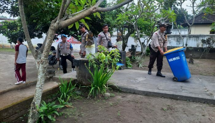 Bakti Religi Hari Bhayangkara, Polsek Labuapi Bersihkan Pure Datar