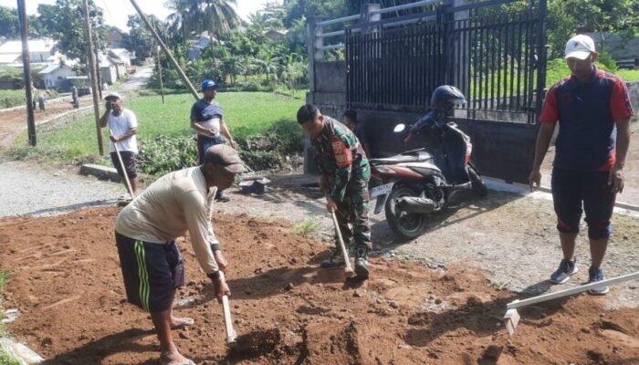 Sinergi TNI dan Warga Sembung Bangun Akses Jalan Desa
