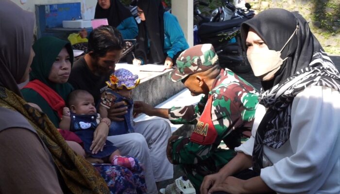 Babinsa dan Promkes Puskesmas Gunungsari Beri Penyuluhan Kesehatan Anak Kembar