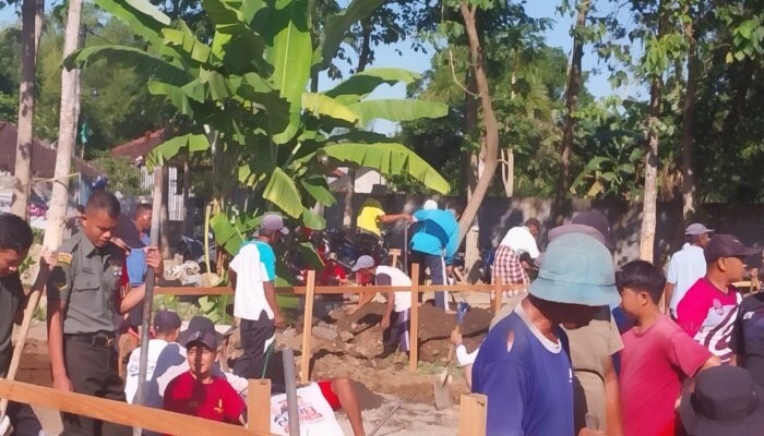 Babinsa dan Warga Bersinergi Bangun Asrama Ponpes Al-Akhyar Bagik Polak Barat