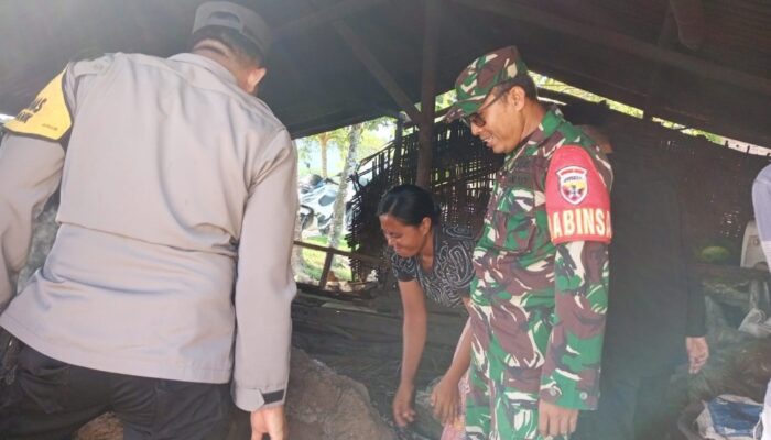 Kunjungi Petani Garam Tradisional Sekotong, Babinsa dan Kades Dukung Ekonomi Lokal
