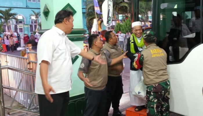 Sinergi TNI-Polri Amankan Kedatangan Jamaah Haji Kloter 006