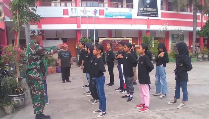 Babinsa Latih PBB Siswa SDN 38 Mataram di Masa Liburan