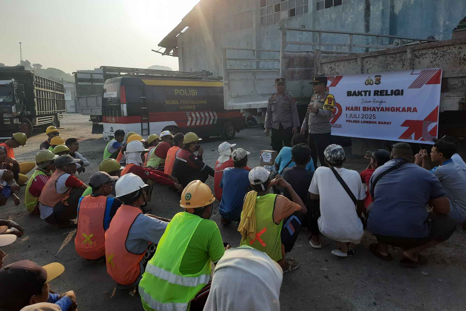 Aksi Sosial Polres Lobar Sentuh Pekerja Pelabuhan Lembar