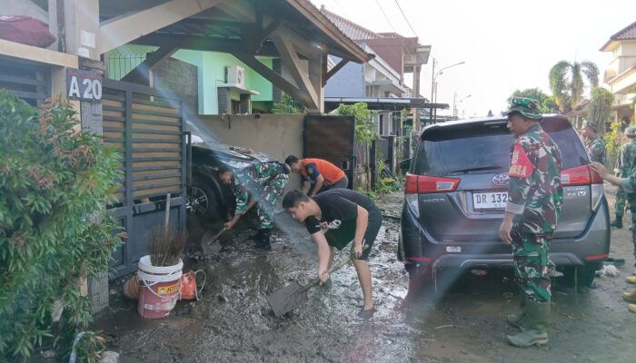 TNI Bersama Warga Gelar Karya Bhakti Pasca Banjir di BTN Riverside Mataram