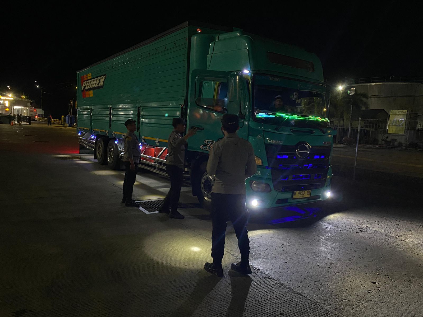 KMP Surya 777 Tiba di Lembar, Polisi Pastikan Proses Bongkaran Aman