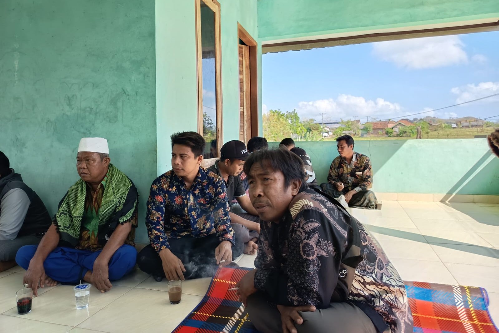 Bhabinkamtibmas Kedaro Kawal Penyaluran Bibit untuk Kemandirian Pangan Sekotong