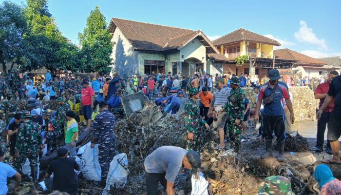 TNI dan Warga Bersihkan Sungai Ancar Pasca Banjir, Dandim dan Walikota Turun Langsung