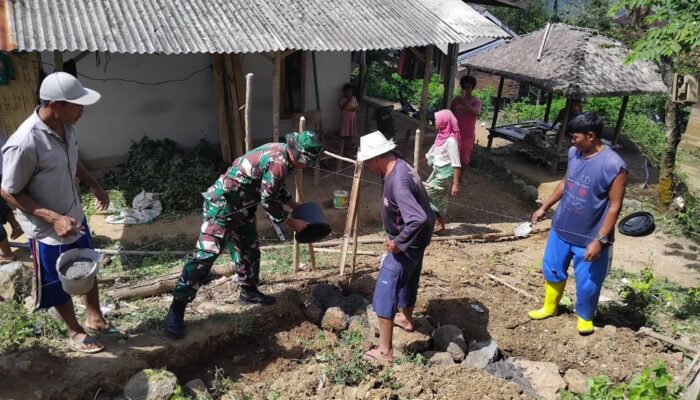 Babinsa dan Warga Lembar Gotong Royong Bangun Sarana Air Bersih