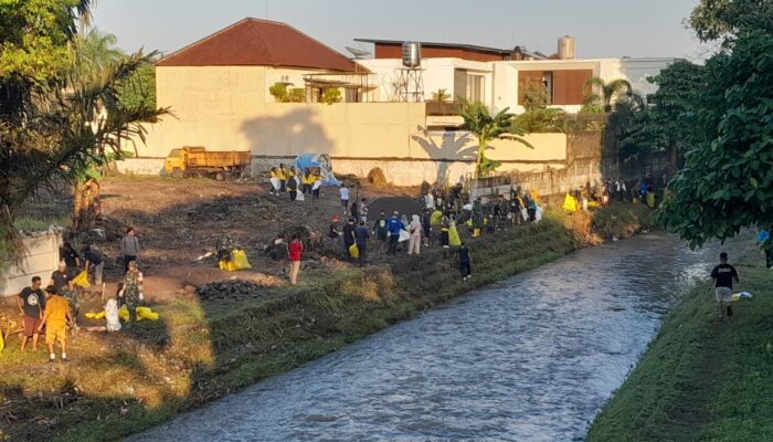 TNI, Pemkot, dan Komunitas Cinta Mataram Gotong Royong Pungut Sampah