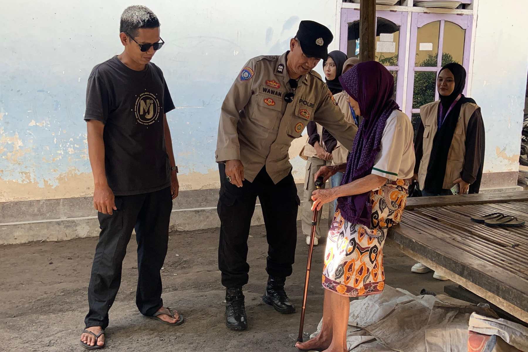 Kemanusiaan dalam Seragam, Polsek Lembar Distribusikan Bantuan Tongkat kepada Warga Disabilitas