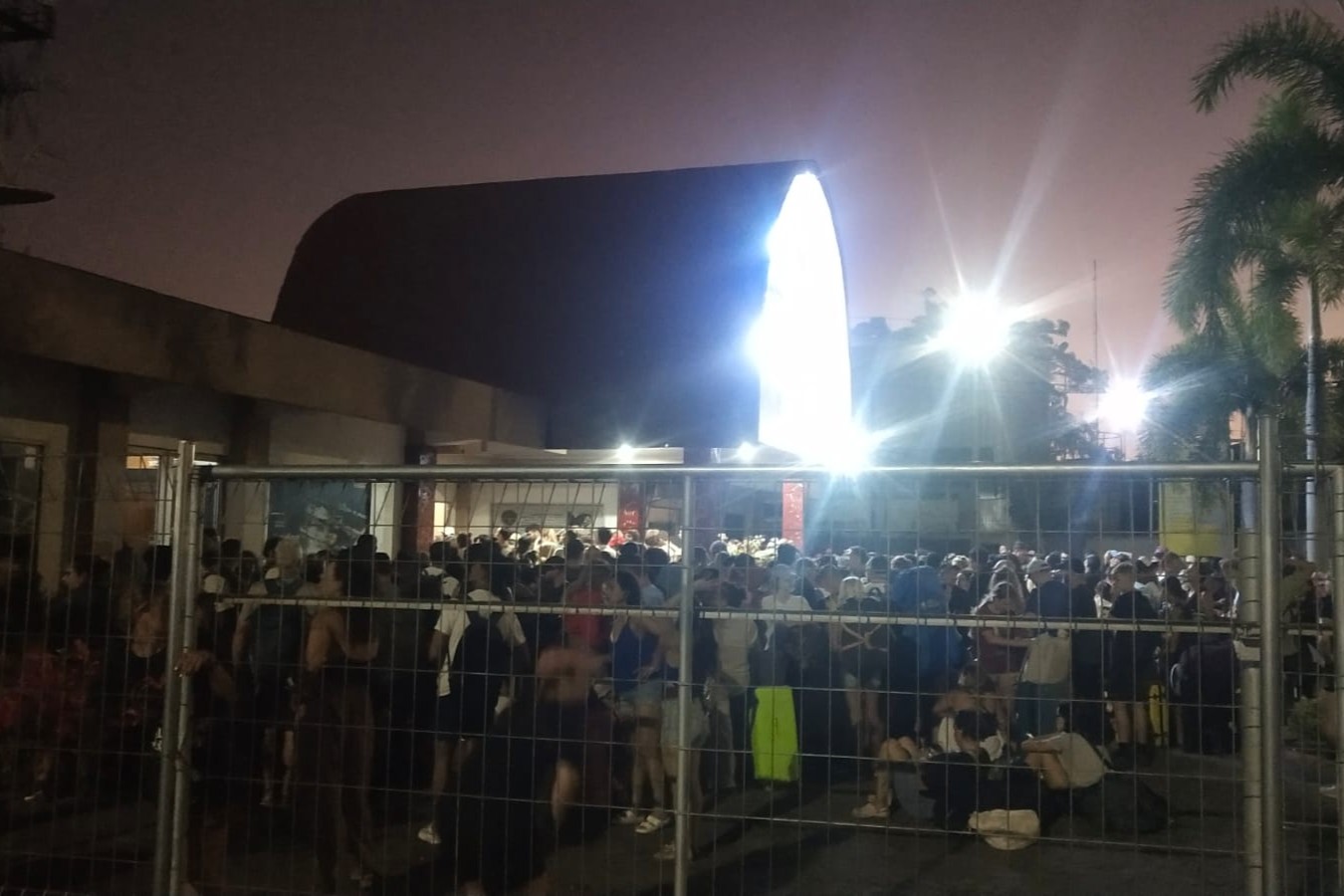 Pelabuhan Lembar Padat Wisatawan Asing, Imbas Penutupan Fast Boat Akibat Cuaca Buruk