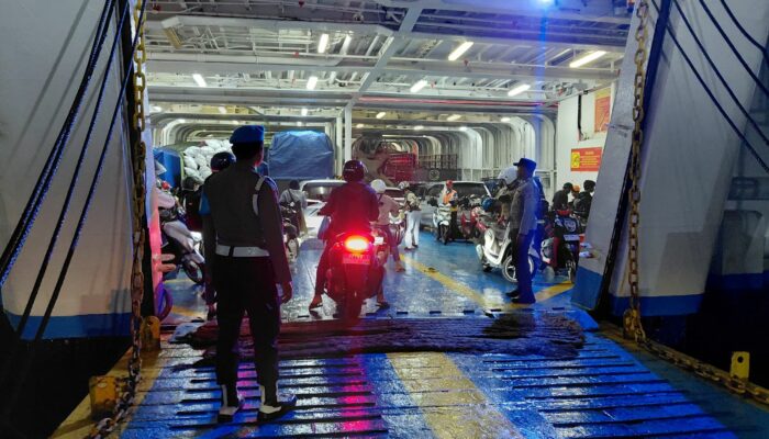 Polsek Pelabuhan Lembar Intensifkan Pemeriksaan Kendaraan Jelang Keberangkatan ke Bali