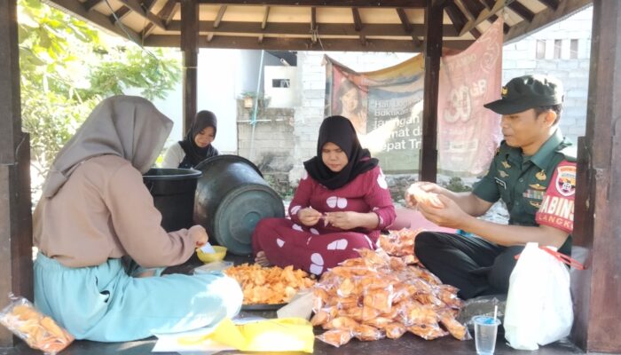 Dorong Ekonomi Lokal, Babinsa Dampingi Usaha Kripik Singkong