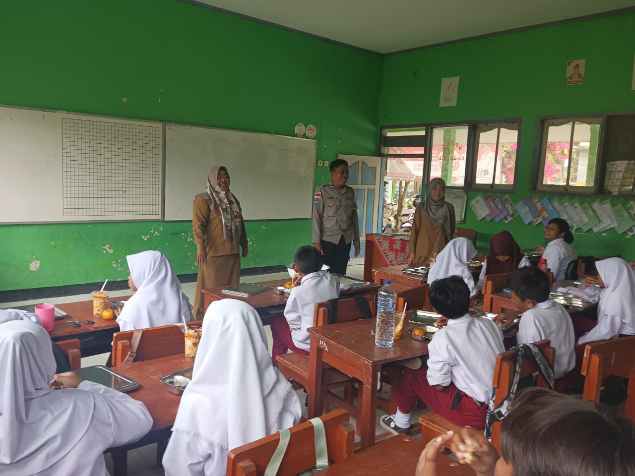 Bantuan Makanan Bergizi Gratis Jangkau Ribuan Pelajar di Sekotong