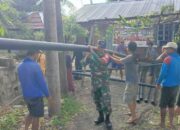 Babinsa dan Warga Bayan Perbaiki Pipa Air Bersih